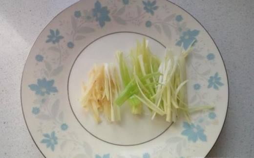黄瓜味甘,清香,把黄瓜切成丝后,香气更加浓郁,与鸡蛋配辅料塌