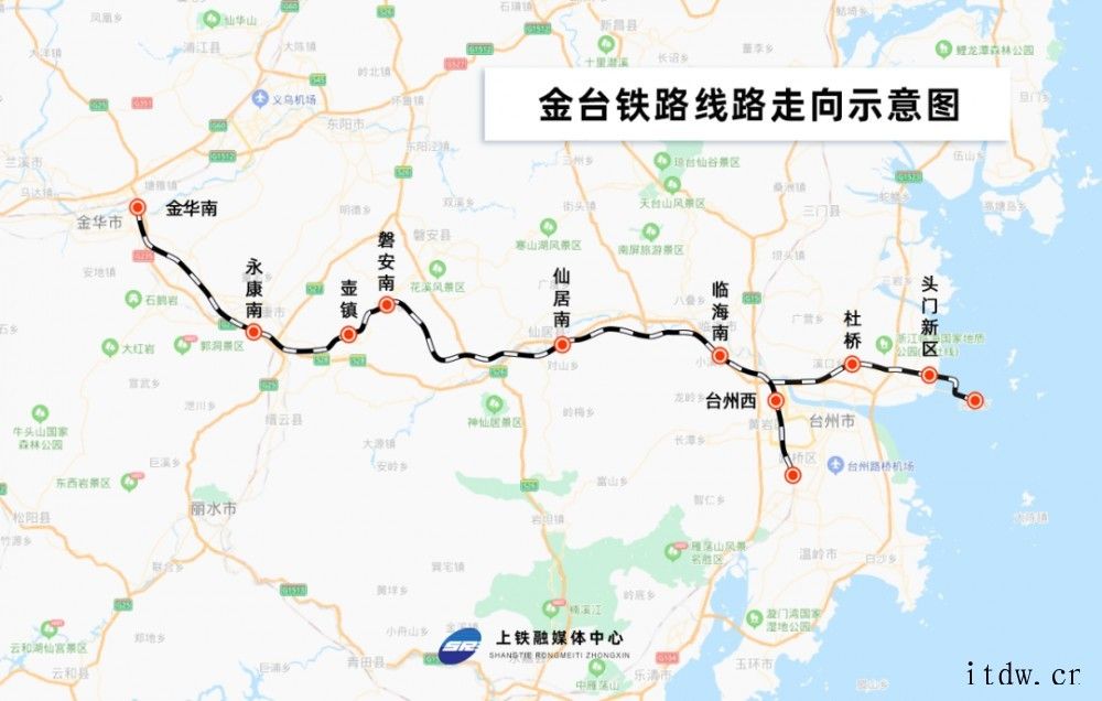 一列CR200J型动车组驶入金台铁路