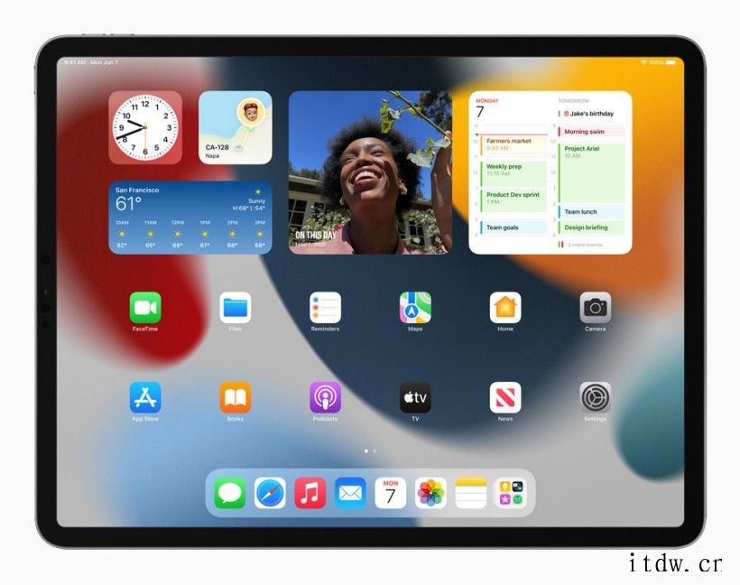 Apple 今日预览 iPadOS 15 系统Swift Playgrounds 4