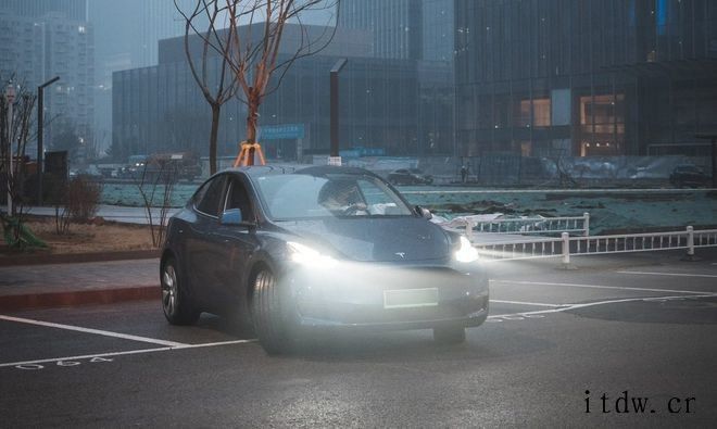 特斯拉车主测试无雷达 Model Y,可成功识别和避障