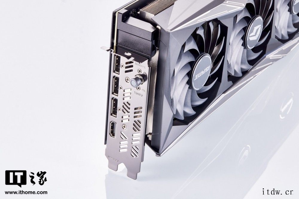 赛博朋克硬朗外观:七彩虹 iGame GeForce RTX七彩虹 iGame GeForce RTX 3070 Ti 七彩虹 iGame GeForce RTX 3070 Ti 