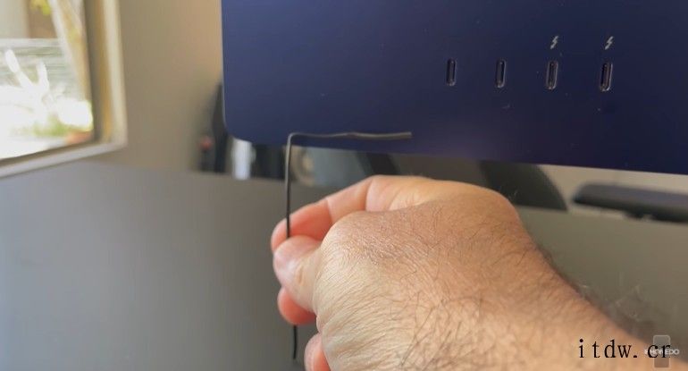 部分用户反馈苹果 M1 iMac 是歪的