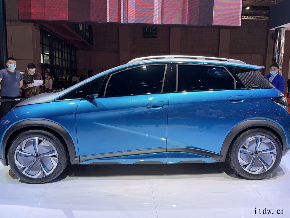 比亚迪纯电新车 EA1 定名“海豚”,车型灵感