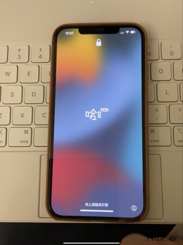 苹果 iOS 15 重新设计 iPhone 激活界面:毛玻璃