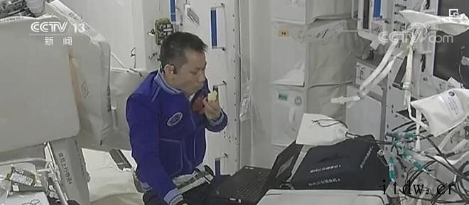 中国空间站航天员“吃播”,这么多道菜没想到苹果的镜头最多
