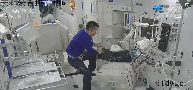 中国空间站航天员“吃播”,这么多道菜没想到苹果的镜头最多