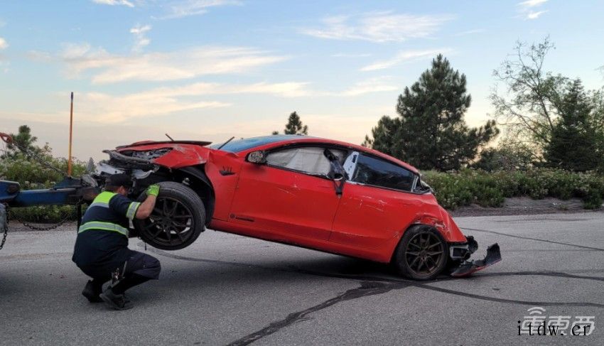 美国一特斯拉 Model 3 从 30 米高处失控冲下完全变