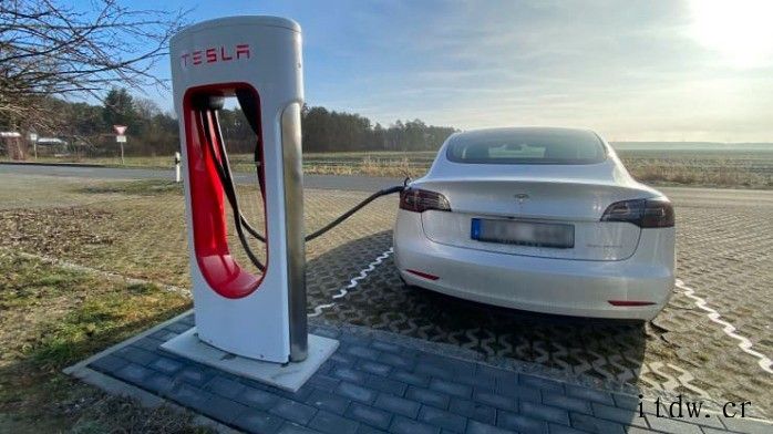 没有雷达照样开,特斯拉 Model 3 重获《消费者报告》、