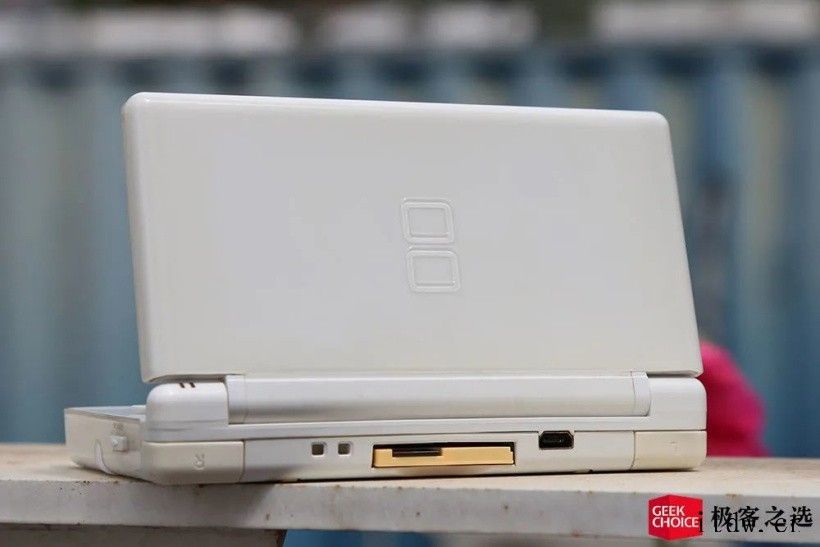 任天堂 NDSL:这款游戏掌机霸榜全球销冠 15 年,比 SPSP掌机的,但从游戏本身的品质来看却又强过