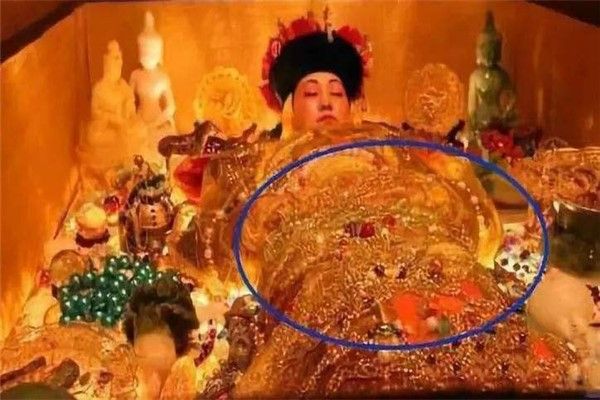 1909年慈禧太后出殡,当时用的棺材是金子做的,用了48个人