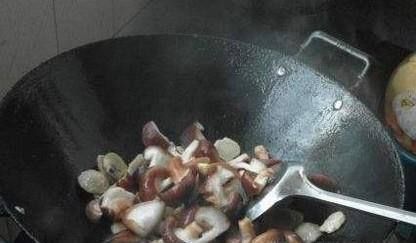 西红柿炒香菇,清香好吃,做法简单