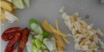 白萝卜,鲫鱼,葱姜蒜,辣椒,香菜等调味品,起锅