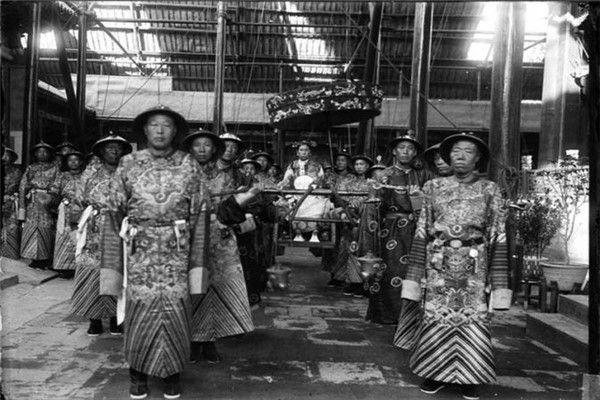 1909年慈禧太后出殡,当时用的棺材是金子做的,用了48个人