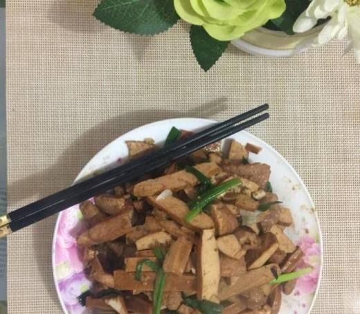 香干炒肉是一道大家经常吃到的家常菜