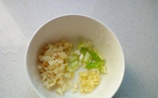 三者加黄瓜同炒,营养滋补,味美鲜香,是一道可口的美味佳肴