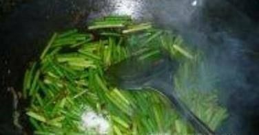 鸡蛋炒蒜苔是一道浓香又营养的家常菜,用蒜苔搭配鸡蛋爆炒