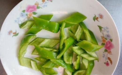 紫甘蓝青椒炒肉丝的做法,味道鲜美,清脆爽口