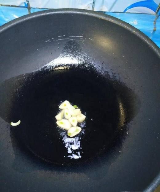 怎样做美味的松花蛋圣女果汤面