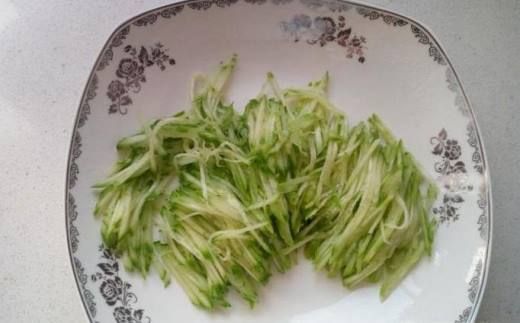 黄瓜味甘,清香,把黄瓜切成丝后,香气更加浓郁,与鸡蛋配辅料塌