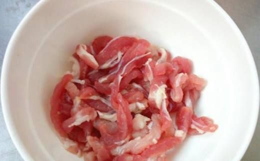 紫甘蓝青椒炒肉丝的做法,味道鲜美,清脆爽口