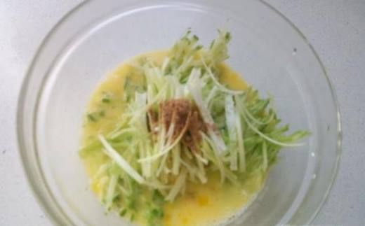 黄瓜味甘,清香,把黄瓜切成丝后,香气更加浓郁,与鸡蛋配辅料塌
