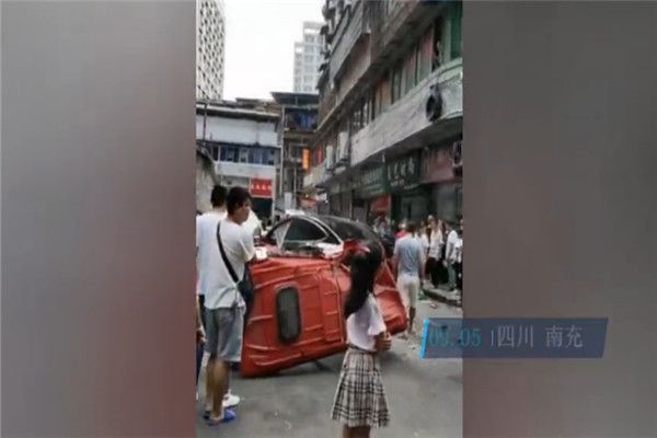 小客车出车祸是谁报的警
