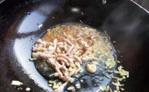 紫甘蓝青椒炒肉丝的做法,味道鲜美,清脆爽口