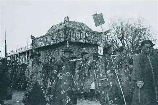 1909年慈禧太后出殡,当时用的棺材是金子做的,用了48个人