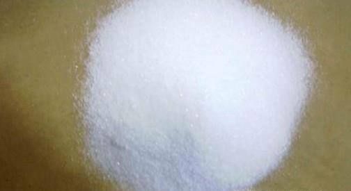 给水培银皇后选择容器的时候,最好选择那些透明的玻璃瓶来水培银