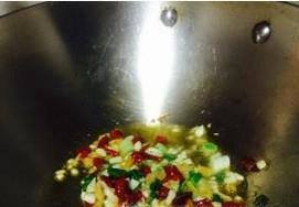 白萝卜,鲫鱼,葱姜蒜,辣椒,香菜等调味品,起锅