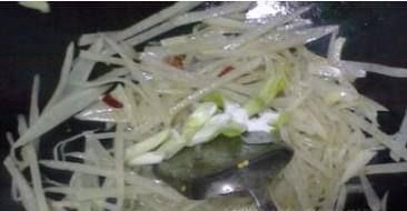 白萝卜,鲫鱼,葱姜蒜,辣椒,香菜等调味品,起锅