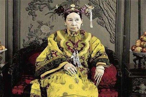 1909年慈禧太后出殡,当时用的棺材是金子做的,用了48个人