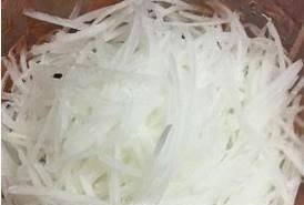 白萝卜,鲫鱼,葱姜蒜,辣椒,香菜等调味品,起锅