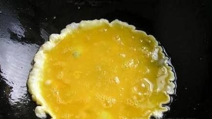 鸡蛋炒蒜苔是一道浓香又营养的家常菜,用蒜苔搭配鸡蛋爆炒