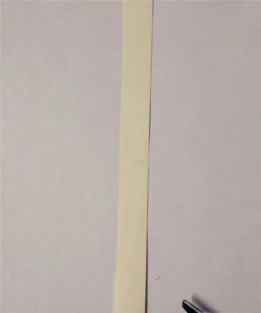 工具/材料 白纸,彩笔,胶棒,剪刀 准备白纸、黑色和蓝色两支