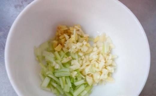 紫甘蓝青椒炒肉丝的做法,味道鲜美,清脆爽口