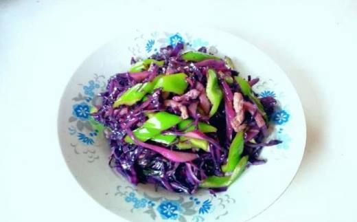 紫甘蓝青椒炒肉丝的做法,味道鲜美,清脆爽口