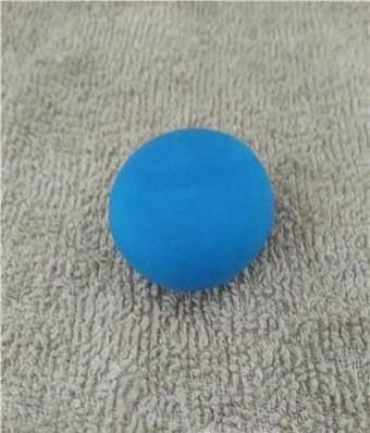 蓝色粘土从密封袋中取出,首先将其搓成圆球,用手掌轻轻的按压,