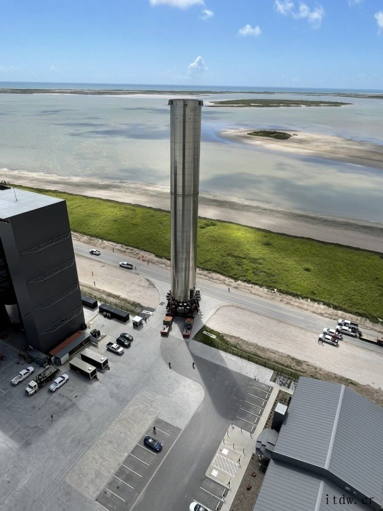 马斯克公布 SpaceX 超重型火箭最新进展,造型科幻