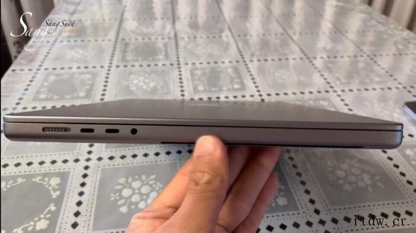 苹果MacBook Pro 16 英寸开箱照片泄露:刘海屏设