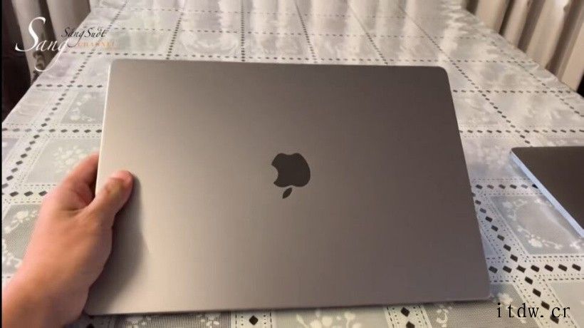 苹果MacBook Pro 16 英寸开箱照片泄露:刘海屏设