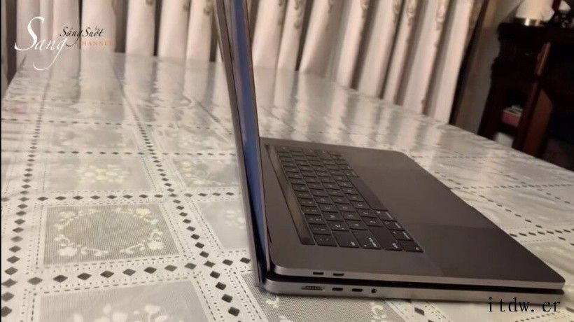 苹果MacBook Pro 16 英寸开箱照片泄露:刘海屏设