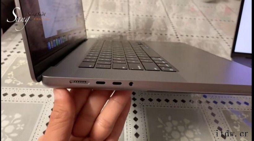 苹果MacBook Pro 16 英寸开箱照片泄露:刘海屏设