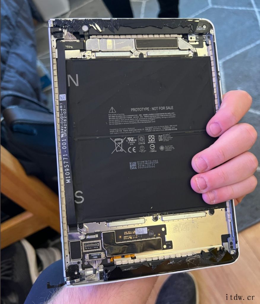 微软 Surface Neo 原型机曝光:内部结构类似放大版