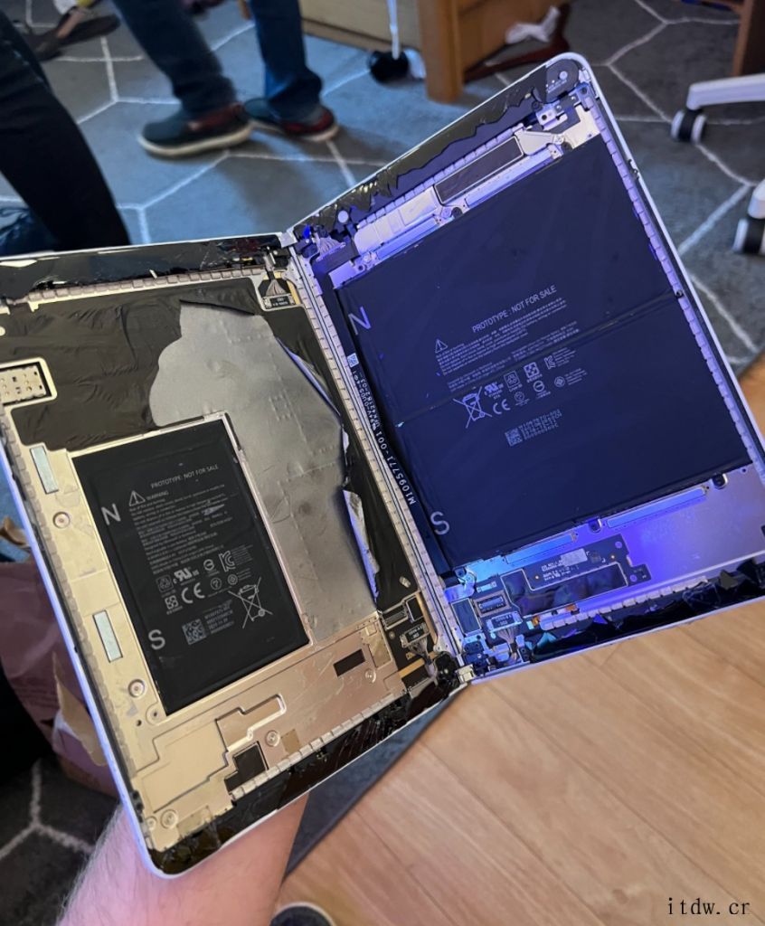 微软 Surface Neo 原型机曝光:内部结构类似放大版