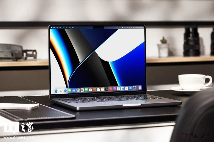 苹果首款 OLED 版 MacBook 将延迟至 2025 