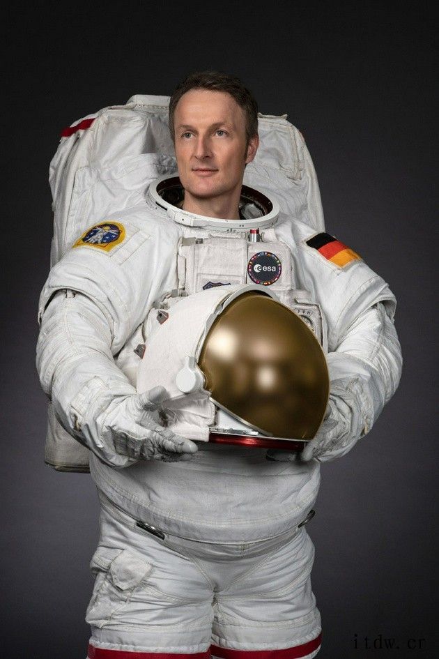 SpaceX公司完成第三艘载人飞船发射,美德四名宇航员奔赴太