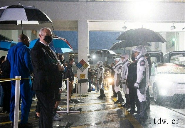 SpaceX公司完成第三艘载人飞船发射,美德四名宇航员奔赴太