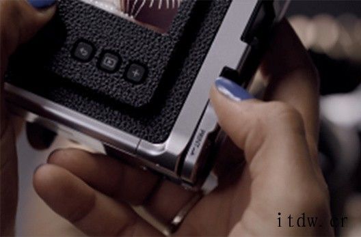 富士推出胶片数码混合型相机 Instax Mini Evo,