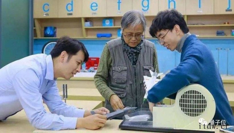 72岁奶奶在抖音、快手教物理火了,百万粉丝追更,还来到了B站